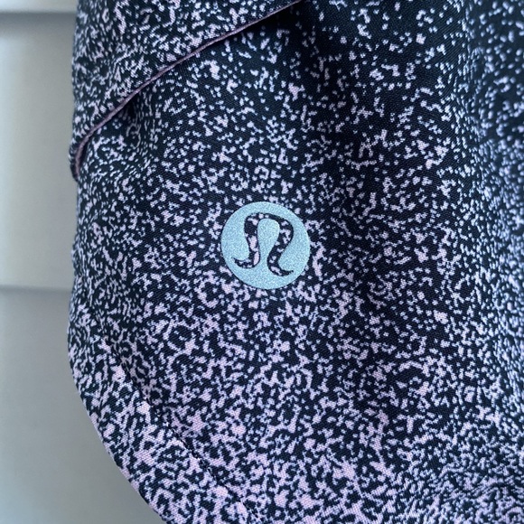 Athletic Lululemon shorts black and pink - Picture 6 of 7